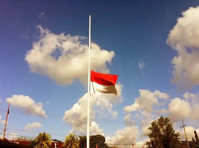Merah Putih Setengah Tiang Pada 30 September : Menolak Lupa Tragedi Kelam Bangsa