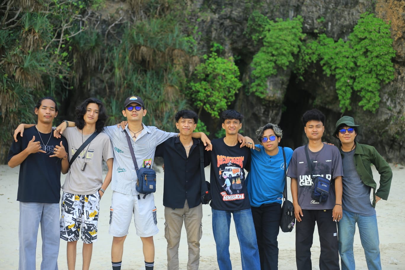 Menikmati Pesona Alam: Keseruan Sekelompok Pemuda Berlibur di Pantai Goa Langir, Banten