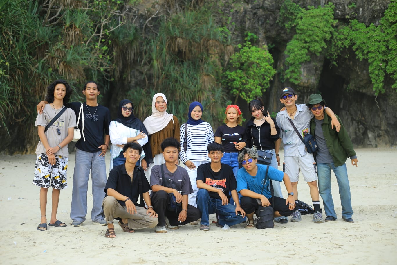 Menikmati Pesona Alam: Keseruan Sekelompok Pemuda Berlibur di Pantai Goa Langir, Banten.