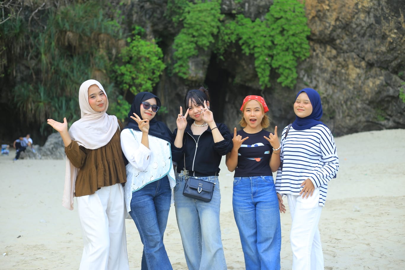 Menikmati Pesona Alam: Keseruan Sekelompok Pemuda Berlibur di Pantai Goa Langir, Banten