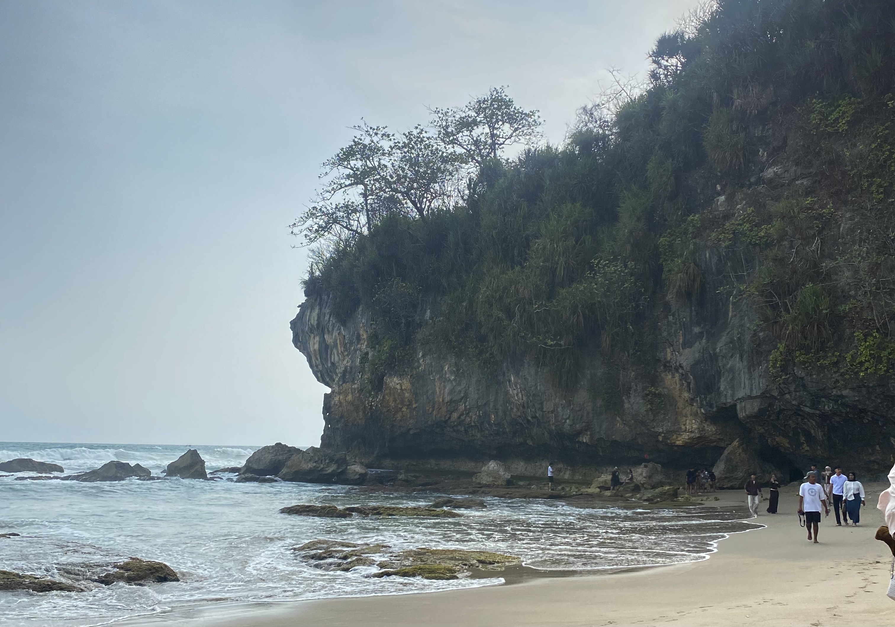 Goa Langir, Pesona Pantai di Sawarna dengan Tebing Karang dan Gua Eksotis