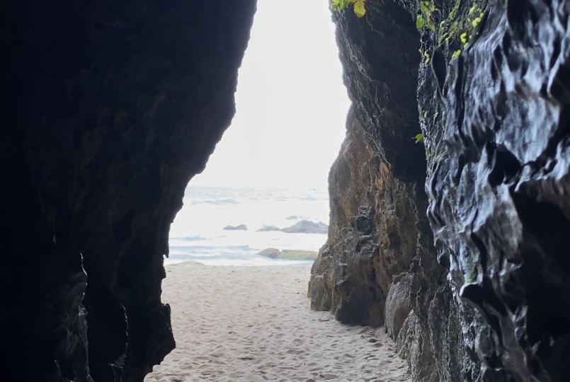 Goa Langir, Pesona Pantai di Sawarna dengan Tebing Karang dan Gua Eksotis