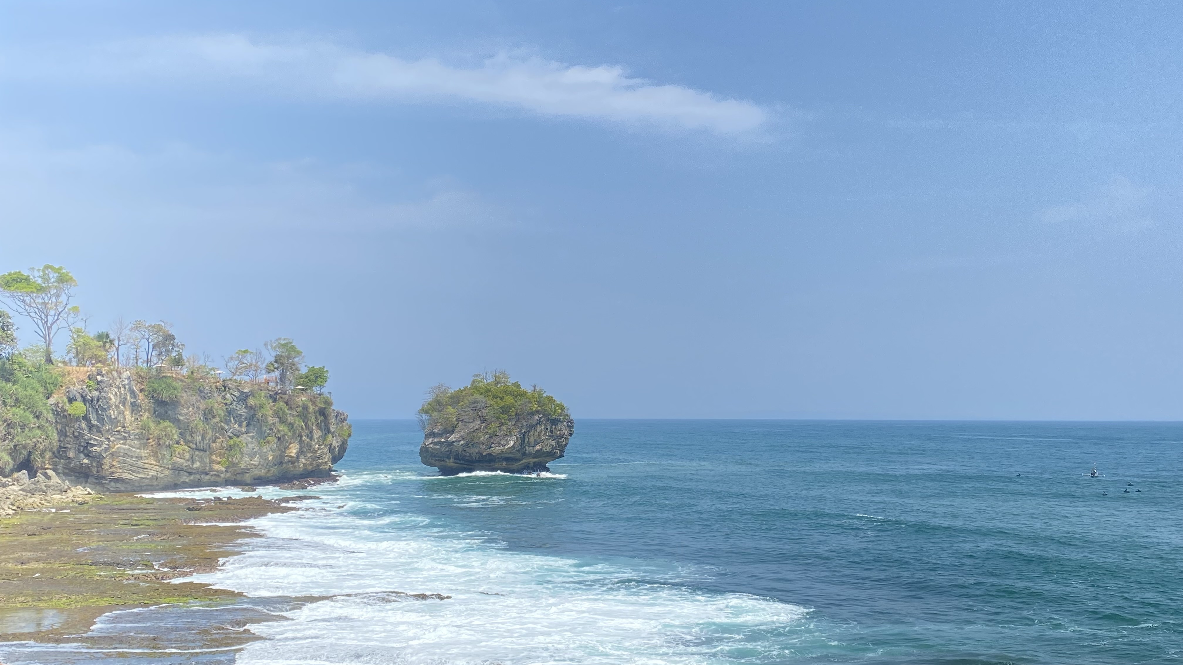     Karang Bokor Jadi Destinasi untuk Menikmati Laut Selatan Banten