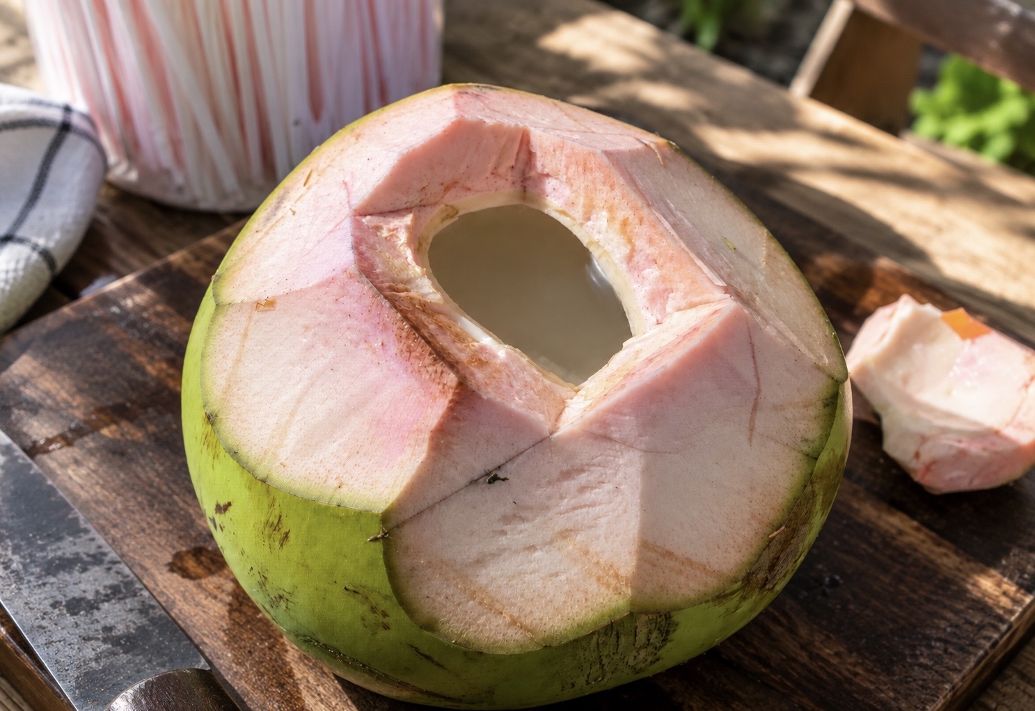 Mengenal Kelapa Merah, Kelapa dengan Air Segar yang Mengandung Elektrolit Alami